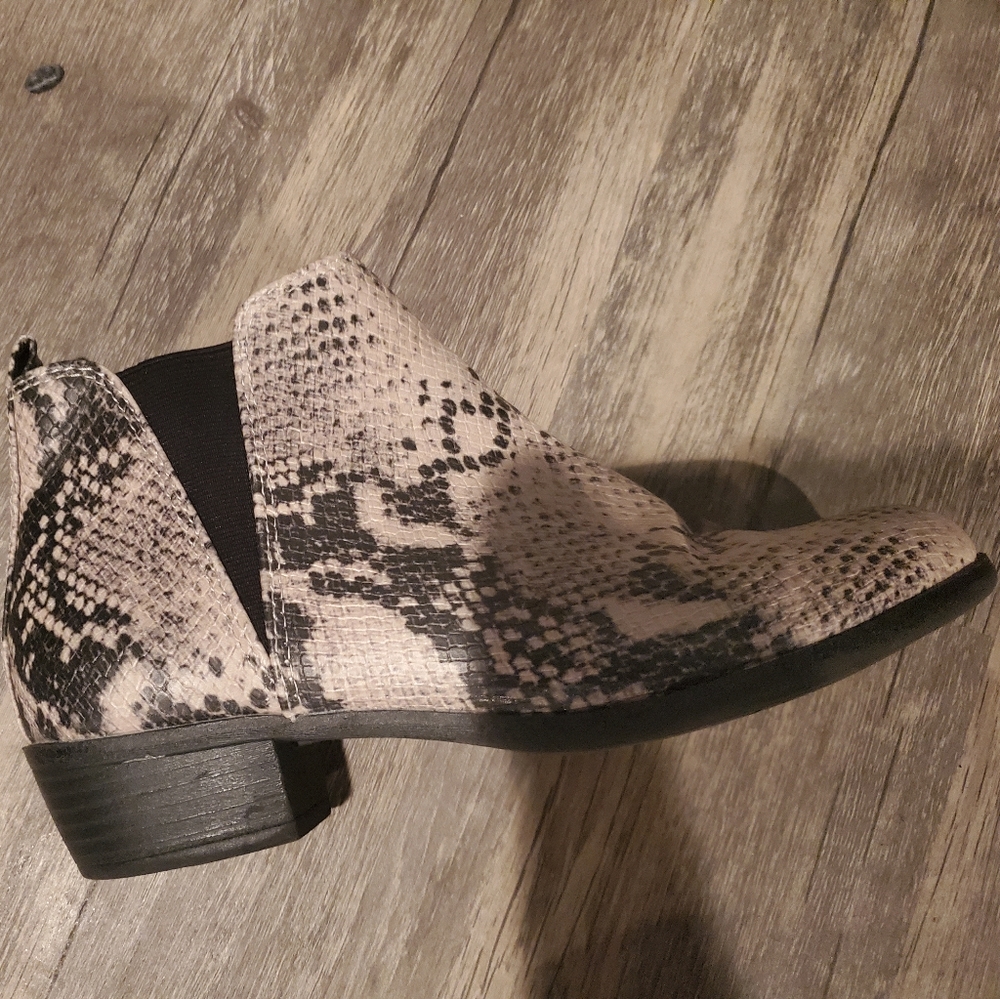 Sneak print boots black amd cream size 8 women's by so